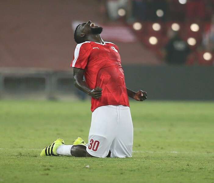 ג'ון אוגו לא יכול להחזיק את עצמו עם שריקת הסיום